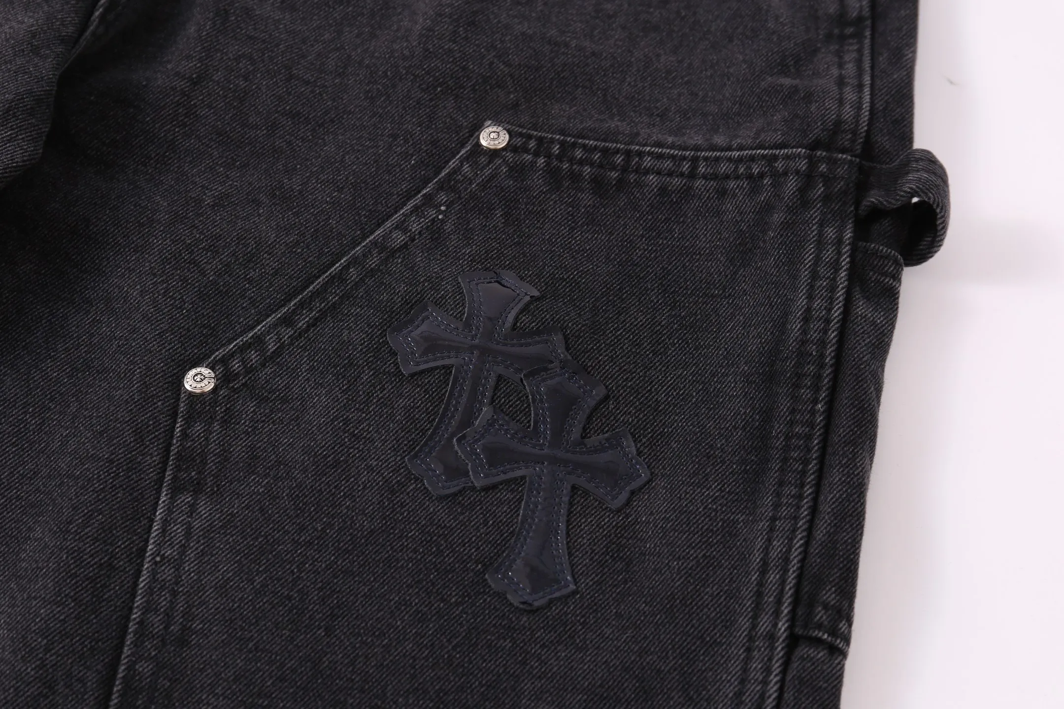 P260 Style number: H890 Croxin & 𝐂𝐡𝐫𝐨𝐦𝐞 𝐇𝐞𝐚𝐫𝐭 ss25 limited imitation wood pants starry sky black leather jeans. Styles with different wash textures are very friendly to people with thin legs and thick legs. The slightly flared version perfectly modifies the leg shape. The timeless and moderate length makes it easy to match and match. It is the basis for various styles and is a must-have in your wardrobe! The fabric is stiff but also makes the upper body soft without losing texture. The washing process is even more perfect. It is a must-have item for everyone! ! ! Washed wheat, hang tag, pants label, three labels complete Color: black Size: 30-32-34-36